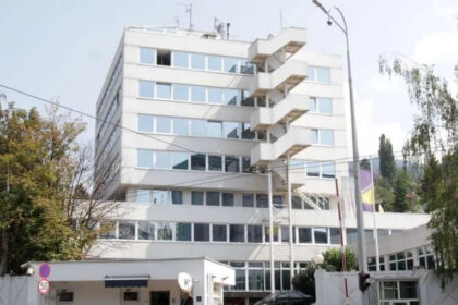 Neki od razloga održavanja protesta su teritorija države i novi visoki predstavnik