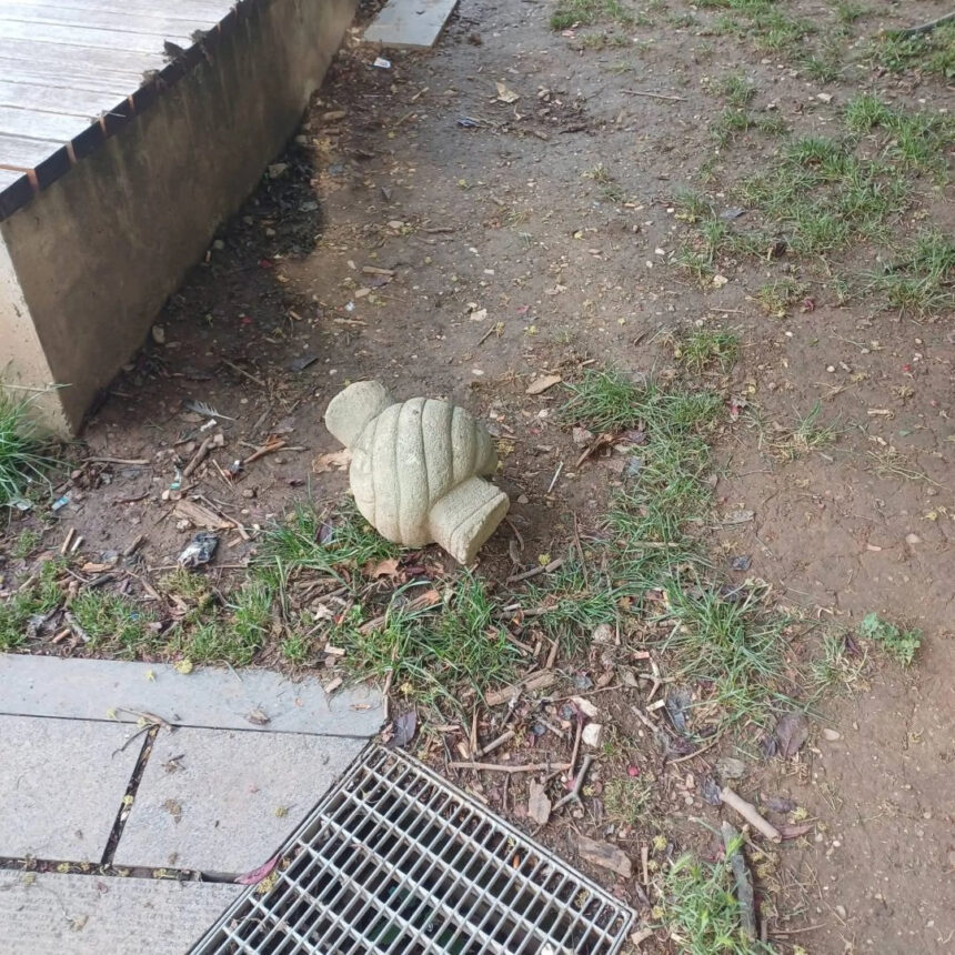Vandalizam u centru Sarajeva: U Velikom parku srušen stari nišan