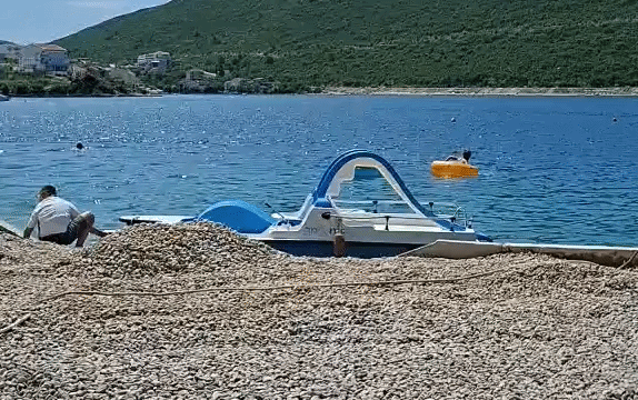 Dok bageri sređuju obalu, ugostitelji iščekuju prve goste, najhrabriji se već kupaju u moru