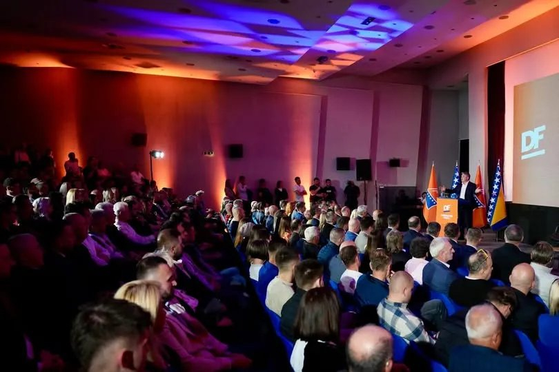Demokratska fronta: Trojka ponizila građane,umjesto javnih servisa utakmice reprezentacije prenose privatne TV stanice iz susjedstva