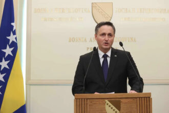 Diplomatsko-sportske aktivnosti: Bećirović otputovao u Kanadu, stiže i na utakmicu Zmajeva