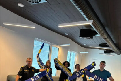 Službenici Sudske policije FBiH organizirali navijački kutak za djecu u Roditeljskoj kući: Borite se hrabro i srcem za BiH