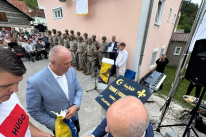 U Gornjem Vakufu-Uskoplju otkriven spomenik Zlatnom ljiljanu Armije RBiH Mufidu Tihaku