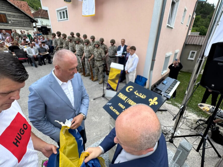 U Gornjem Vakufu-Uskoplju otkriven spomenik Zlatnom ljiljanu Armije RBiH Mufidu Tihaku