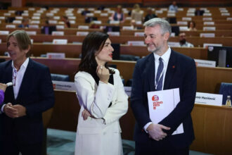 Politička rastrojenost čelične ruke sarajevskog AfD-a: Sabina Ćudić i ljetni hit 'To nikad niko nije'!