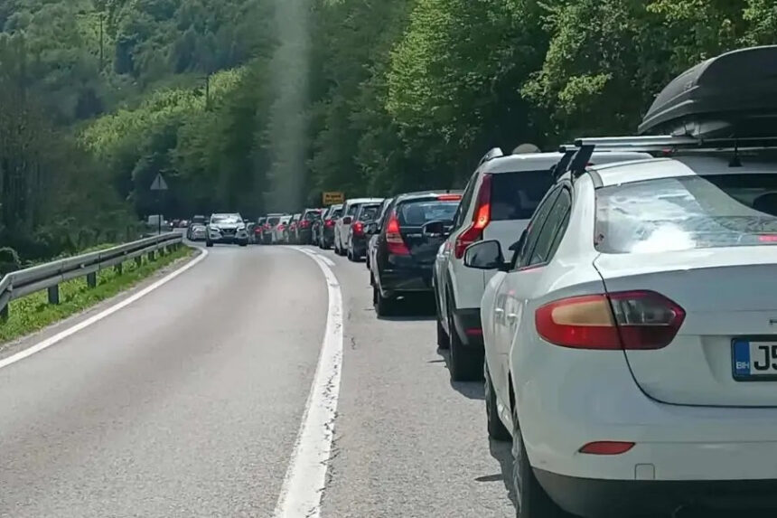 Vozači, naoružajte se strpljenjem: Duge kolone vozila na graničnim prijelazima, na putevima pojačana frekvencija saobraćaja