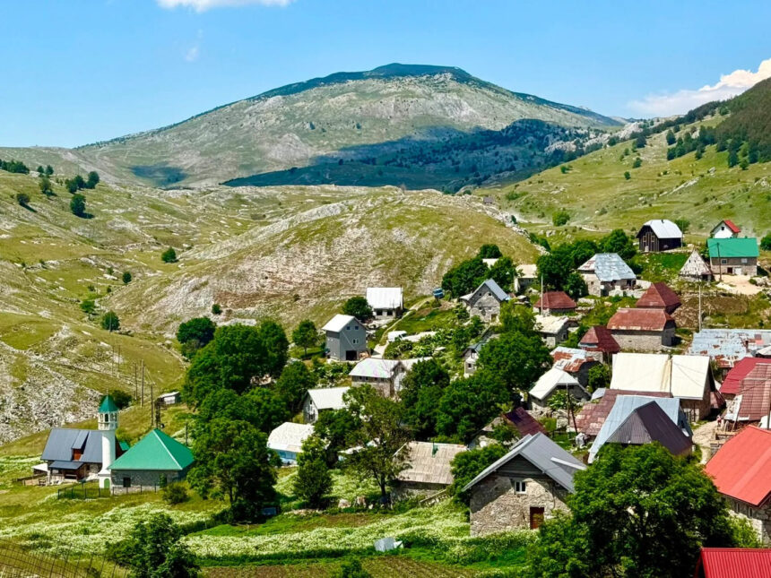 Više od 100 učesnika uživalo u pješačkoj turi od Umoljana do Lukomira