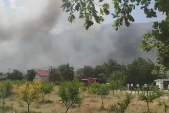 U gašenju požara na deponiji Uborak pomaže i air traktor, stanovnici okolnih naselja smješteni u Salakovac