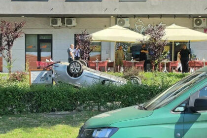 Automobil završio na krovu na Otoci, tragedija izbjegnuta u posljednji čas