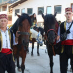 Konjanici iz Karaule krenuli ka Donjem Vakufu, defile uz vojni orkestar OS BiH i Turske