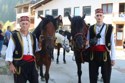 Konjanici iz Karaule krenuli ka Donjem Vakufu, defile uz vojni orkestar OS BiH i Turske