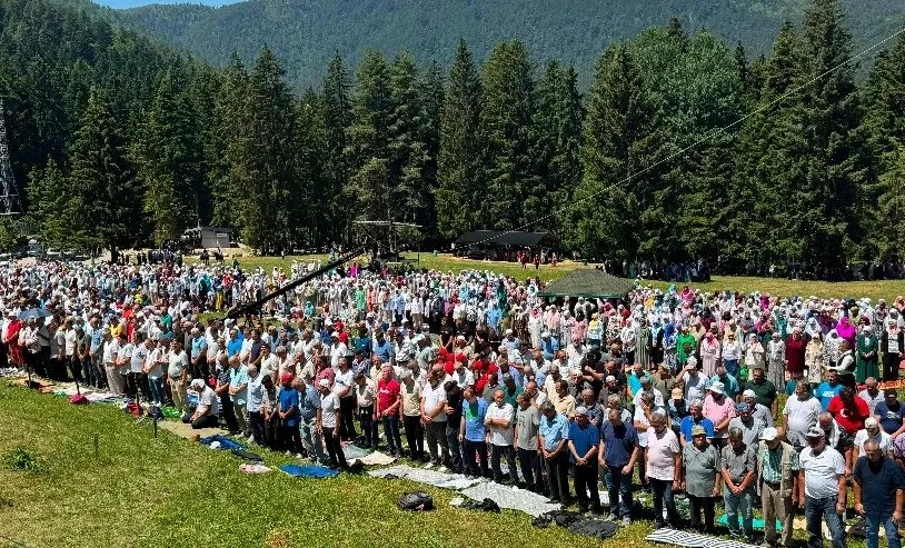 Hiljade vjernika na Ajvatovici, mjestu susreta muslimana iz svih dijelova svijeta