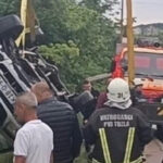 Tuzla: Automobil sletio s ceste prema UKC-u, jedna osoba povrijeđena