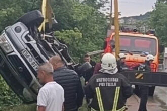Tuzla: Automobil sletio s ceste prema UKC-u, jedna osoba povrijeđena