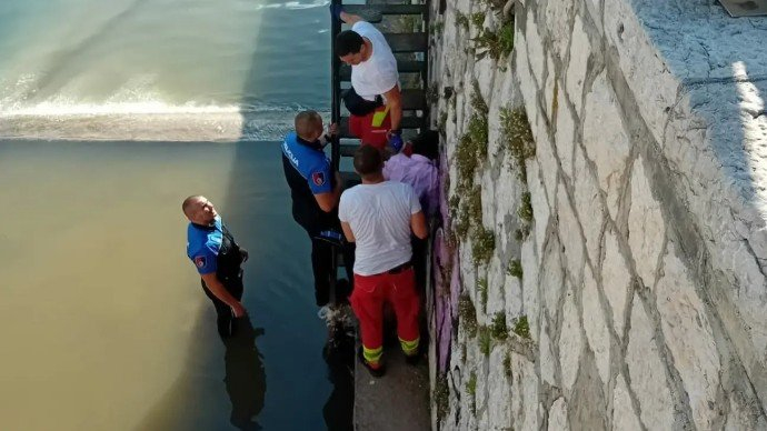 Muškarac se pijan sunčao na zidiću, pa upao u korito Miljacke