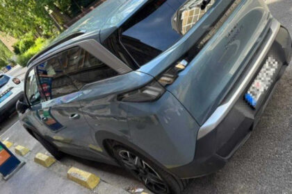 Novi čin vandalizma u Sarajevu: Automobilu beogradskih tablica izbušene sve četiri gume