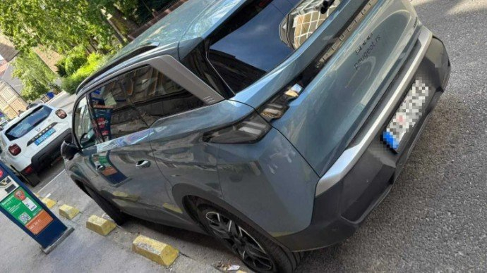 Novi čin vandalizma u Sarajevu: Automobilu beogradskih tablica izbušene sve četiri gume