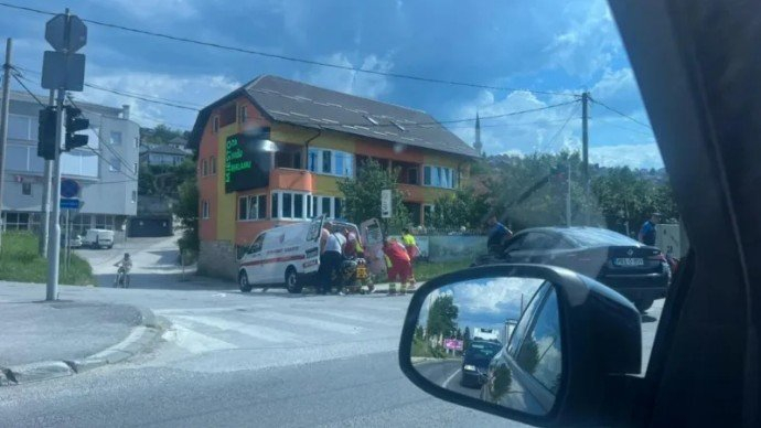 Sudar motora i automobila kod Suda BiH: Hitna pomoć i policija na terenu