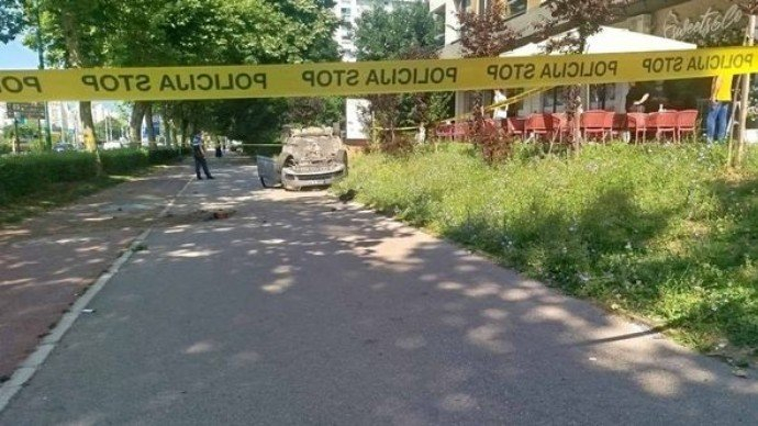 Stravični prizori u Sarajevu: Preticao vozila pa završio na krovu