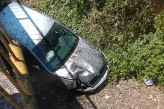 Težak udes kod Banjaluke, auto završio ispod mosta