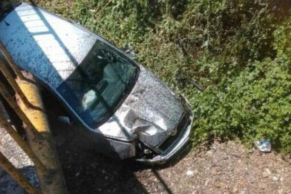 Težak udes kod Banjaluke, auto završio ispod mosta