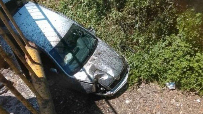 Težak udes kod Banjaluke, auto završio ispod mosta