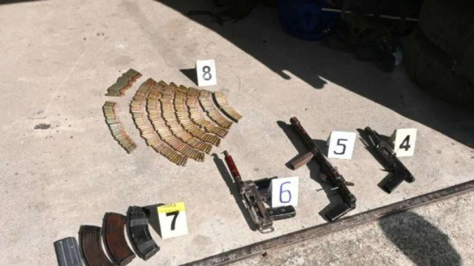 Policija u Kaknju izvršenim pretresom pronašla i oduzela drogu, oružje, municiju i novac