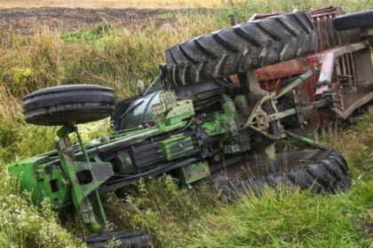 Tragedija kod Kozarske Dubice: Vozač poginuo nakon prevrtanja traktora
