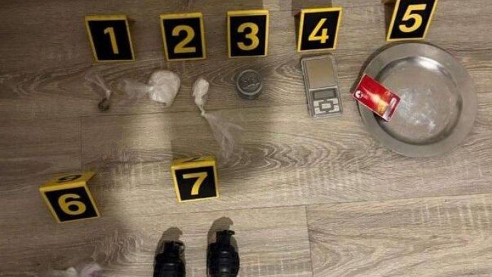 Zenica: Policija zaplijenila skoro 5 kg droge i bombe, pala mreža dilera