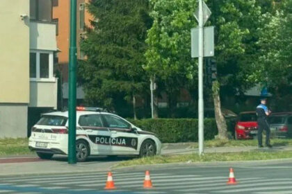 Nesreća na Dobrinji: Sudarili se automobil i motocikl, jedna osoba povrijeđena