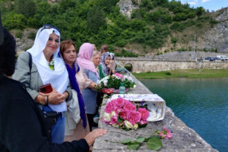 U Višegradu obilježene 34 godine od zločina nad Bošnjacima: Tri hiljade ruža spušteno u Drinu