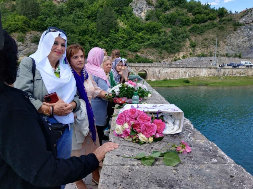 U Višegradu obilježene 34 godine od zločina nad Bošnjacima: Tri hiljade ruža spušteno u Drinu