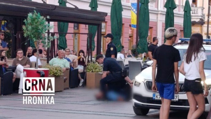 Drama u centru Brčkog: Muškarac narušavao javni red i mir, savladali ga policajci pred brojnim građanima
