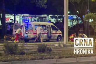 Teška nesreća na proslavi u Sarajevu: Mladić (21) ispao iz vozila u pokretu, ljekari mu se bore za život