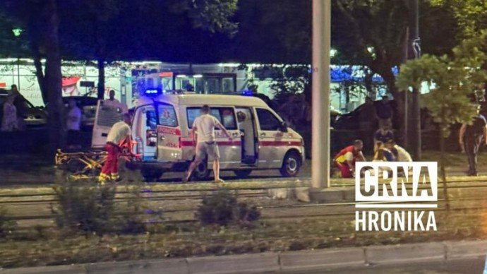Teška nesreća na proslavi u Sarajevu: Mladić (21) ispao iz vozila u pokretu, ljekari mu se bore za život