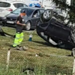 Stravični prizori nesreće, auto završilo na krovu, drugi sletio u kanal