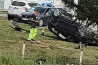 Stravični prizori nesreće, auto završilo na krovu, drugi sletio u kanal