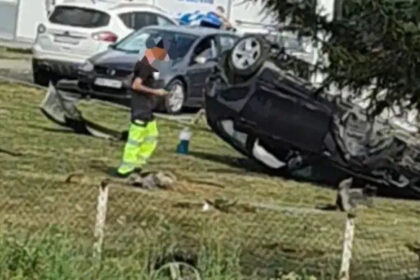 Stravični prizori nesreće, auto završilo na krovu, drugi sletio u kanal