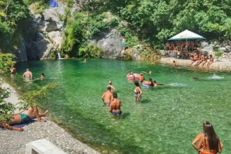 Tragedija na hercegovačkom kupalištu: Muškarac u Drežnici dobio srčani udar, nije preživio