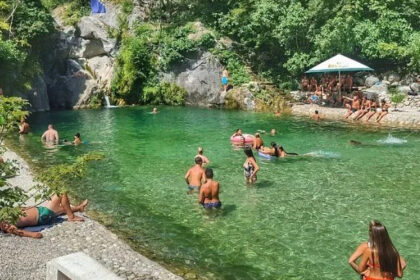 Tragedija na hercegovačkom kupalištu: Muškarac u Drežnici dobio srčani udar, nije preživio