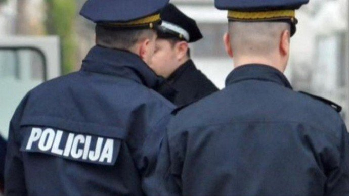 Muškarac presreo mladića i maloljetnika pa pucao iz pištolja: Jednom od njih stavio oružje pod bradu