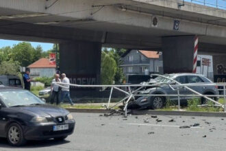 Vozilo probilo zaštitnu ogradu na Stupu i završilo pored ceste