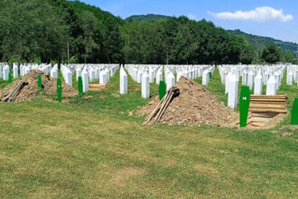Konačan smiraj za deset žrtava u Potočarima: Traga se za još 900 žrtava genocida u Srebrenici
