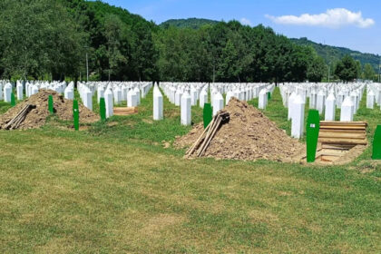 Konačan smiraj za deset žrtava u Potočarima: Traga se za još 900 žrtava genocida u Srebrenici