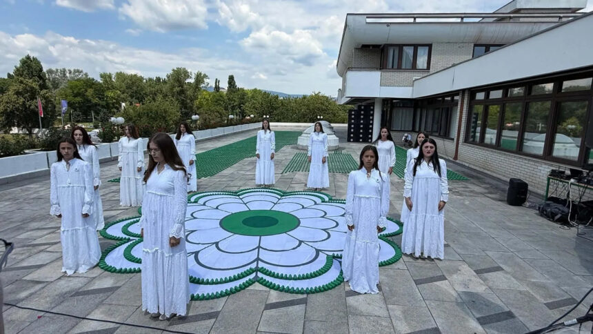 U Zagrebu izveden performans 'Cvijet istine i nade' povodom 31. godišnjice genocida u Srebrenici