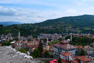 Prijepodne sunčano, tokom dana razvoj naoblake, kiša mjestimično na zapadu BiH