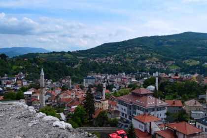 Prijepodne sunčano, tokom dana razvoj naoblake, kiša mjestimično na zapadu BiH