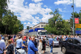 (VIDEO)  Kolona s tabutima žrtava genocida prošla kroz Sarajevo, građani odali počast ispred Predsjedništva