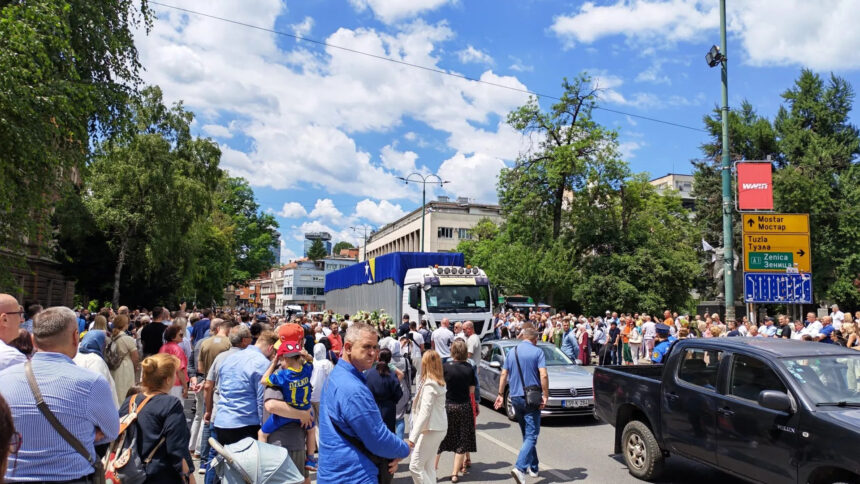 (VIDEO)  Kolona s tabutima žrtava genocida prošla kroz Sarajevo, građani odali počast ispred Predsjedništva