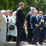 Majke i brojne delegacije položile cvijeće na Memorijalni kamen u Potočarima